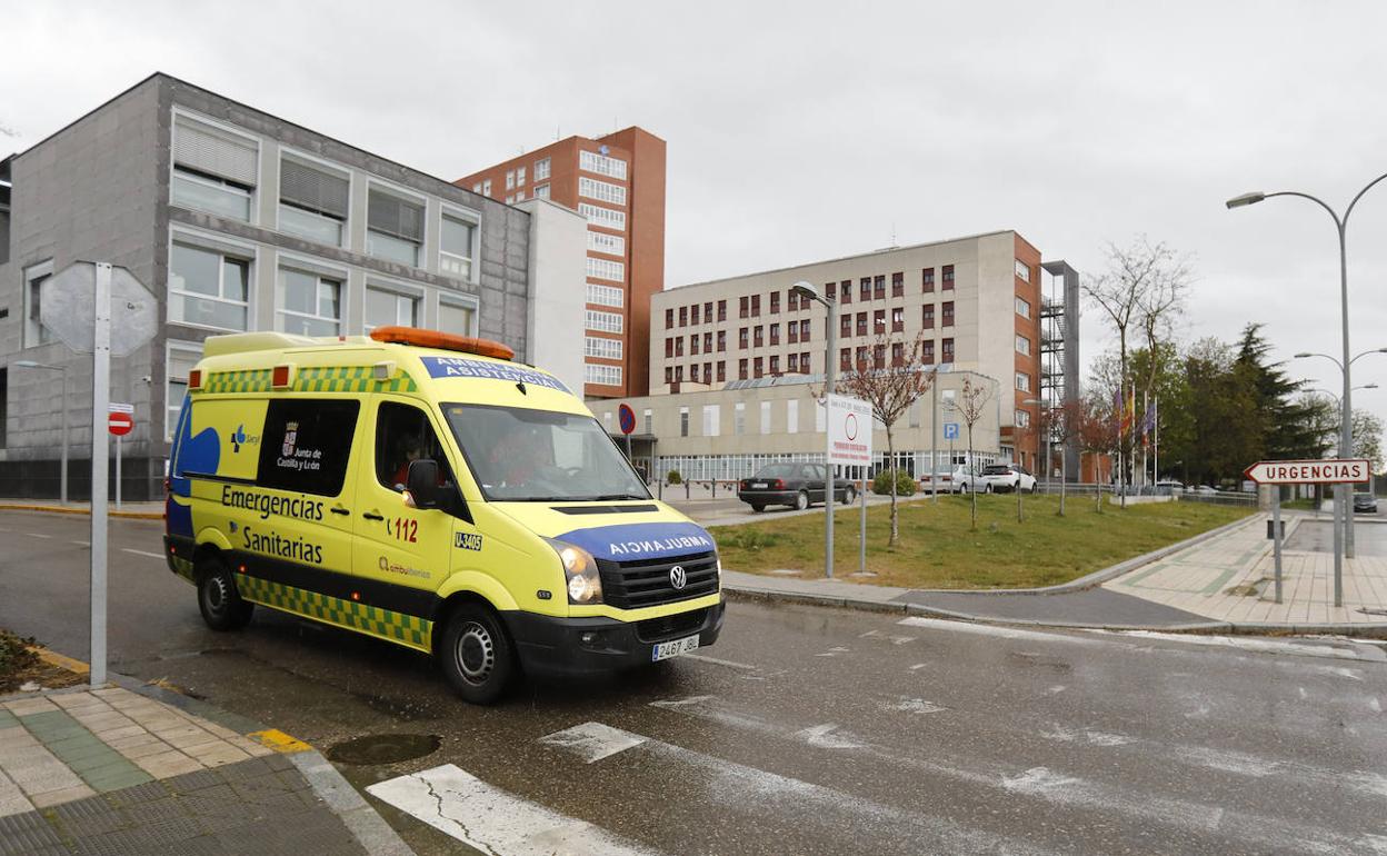 Una ambulancia sale del hospital Río Carrión.