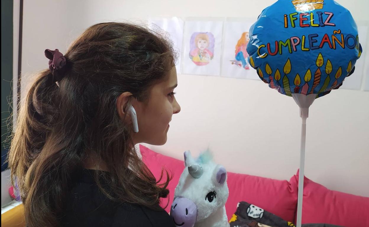 Manuela, feliz con su unicornio, se hace la despistada ante el objetivo. Se le da mejor dibujar.