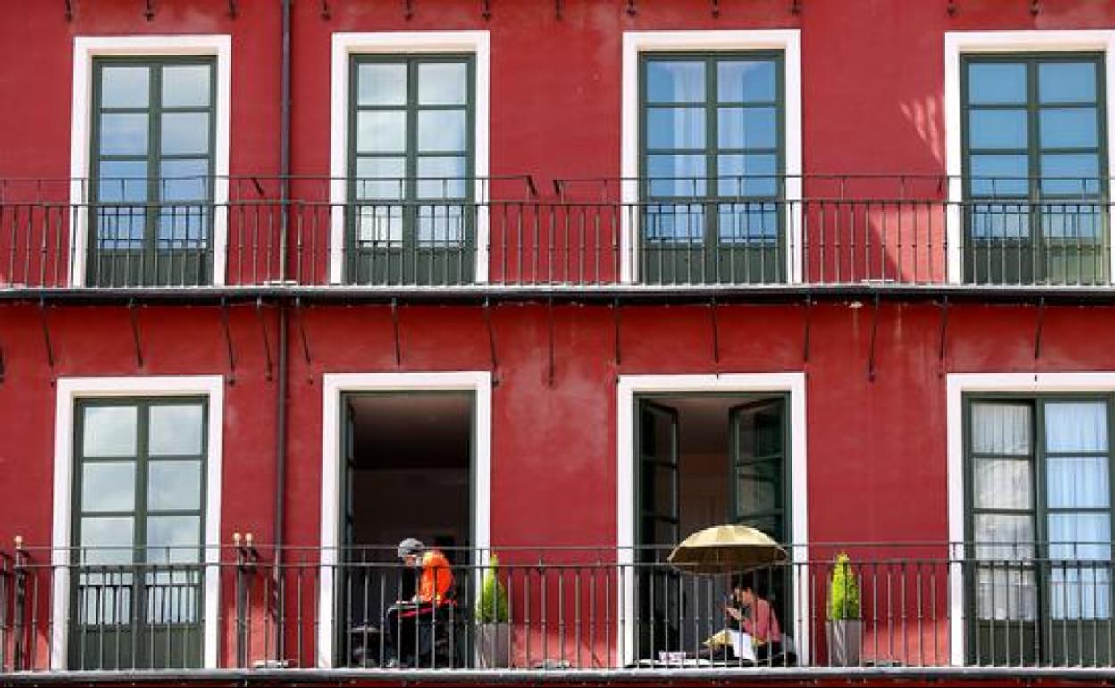 Dos personas, en sus domicilios de la Plaza Mayor de Valladolid.