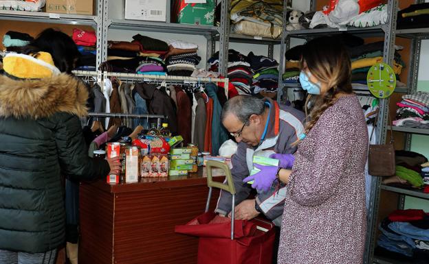 Voluntarios de San Vicente de Paúl preparan los víveres para una beneficiaria. 