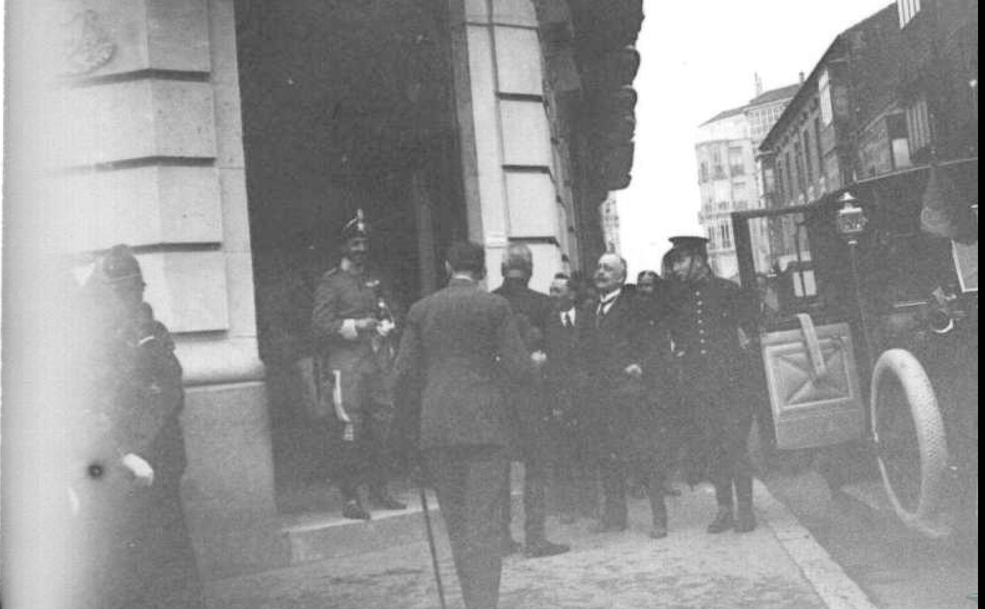 El rey Alfonso XIII saliendo de la Casa del Príncipe, en la Acera de Recoletos, donde se alojaba su sobrino, el infante Alfonso de Borbón. 