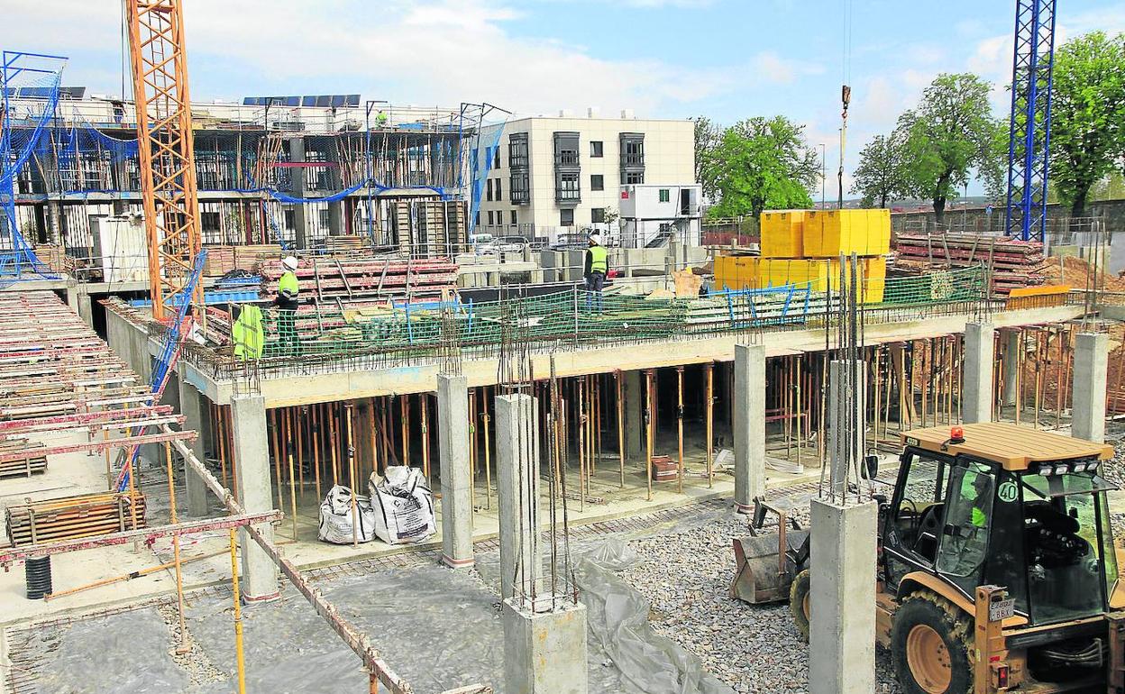 Obreros trabajan en la construcción de un edificio en el barrio de Comunidad de Ciudad y Tierra de Segovia. 