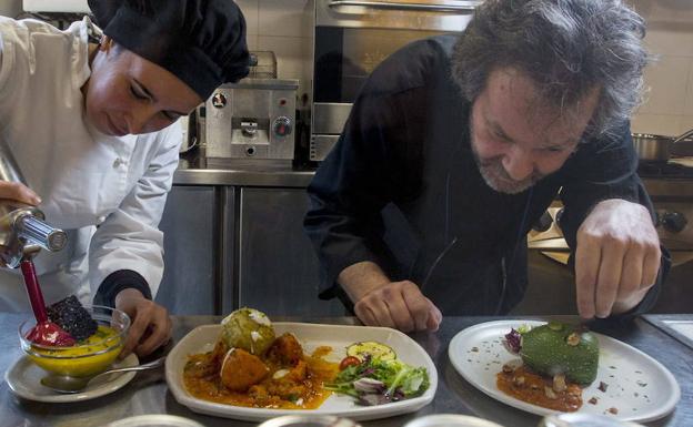 Siro Llorente prepara una de sus hamburguesas cuya receta ahora comparte con los lectores de El Norte. 