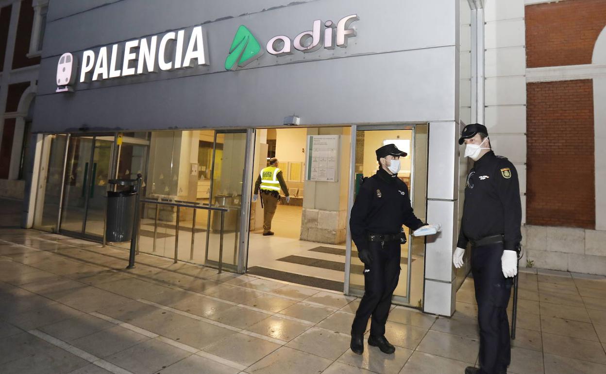 Reparto de mascarillas en la estación de trenes de Palencia, tras la vuelta a la actividad de varios sectores de producción.