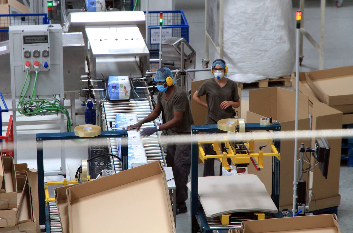 Medición de temperatura a una trabajadora en la empresa Drylock. 