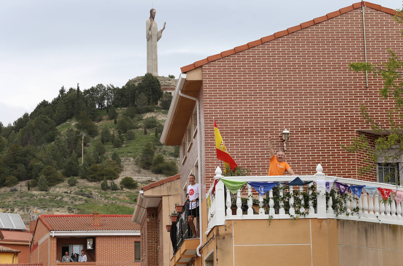 Balcones con banderines festivos, a los pies del Cristo del Otero. 