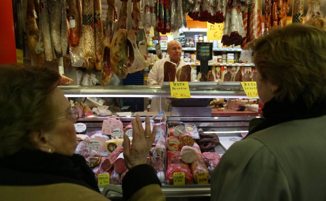 Dos mujeres compran en el mercado.