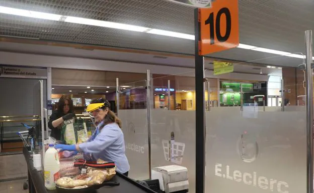 Imagen principal - Lucía atiende a sus clientes desde la línea de cajas de E.Leclerc.