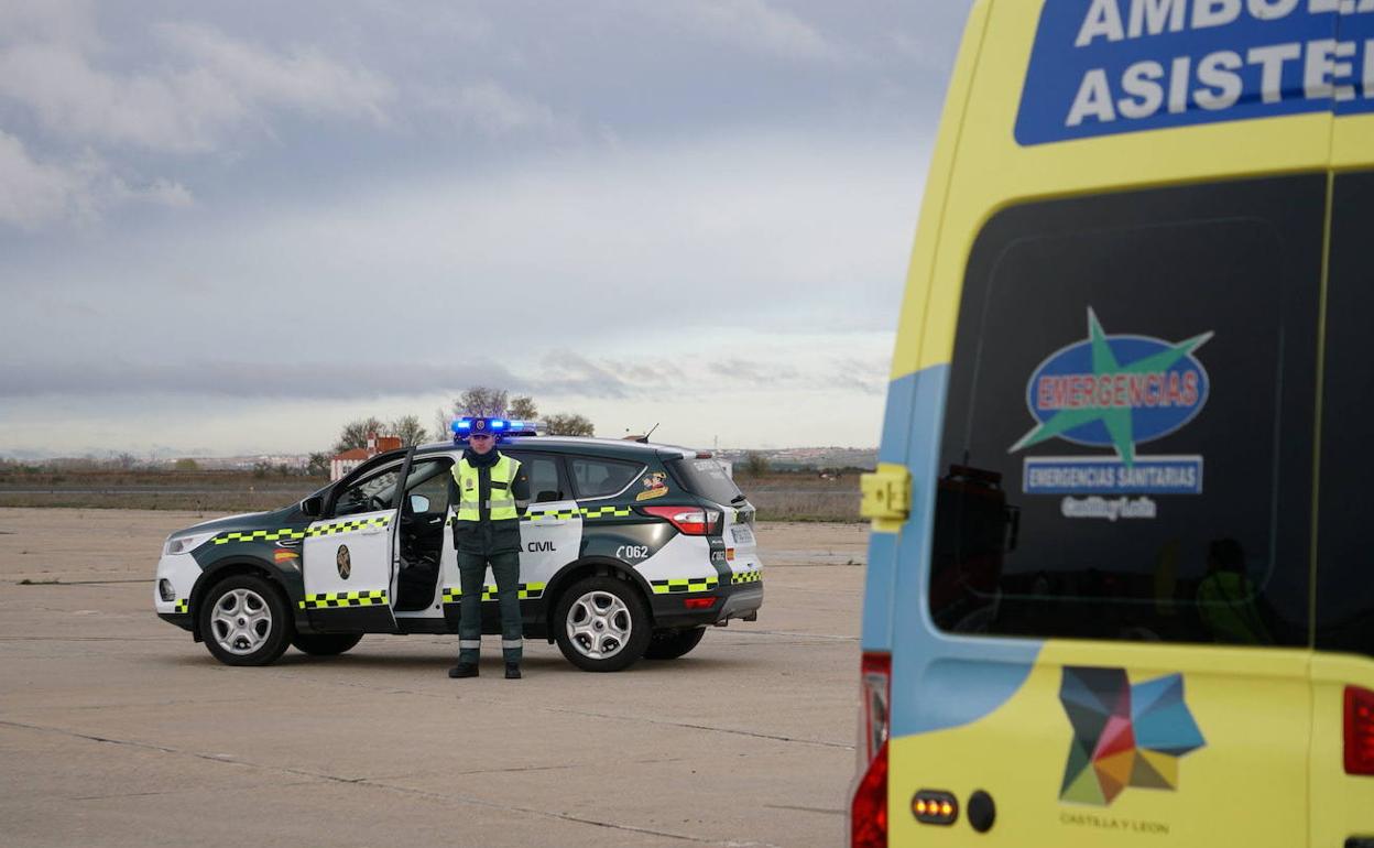 Patrulla de la Guardia Civil junto a una ambulancia. 