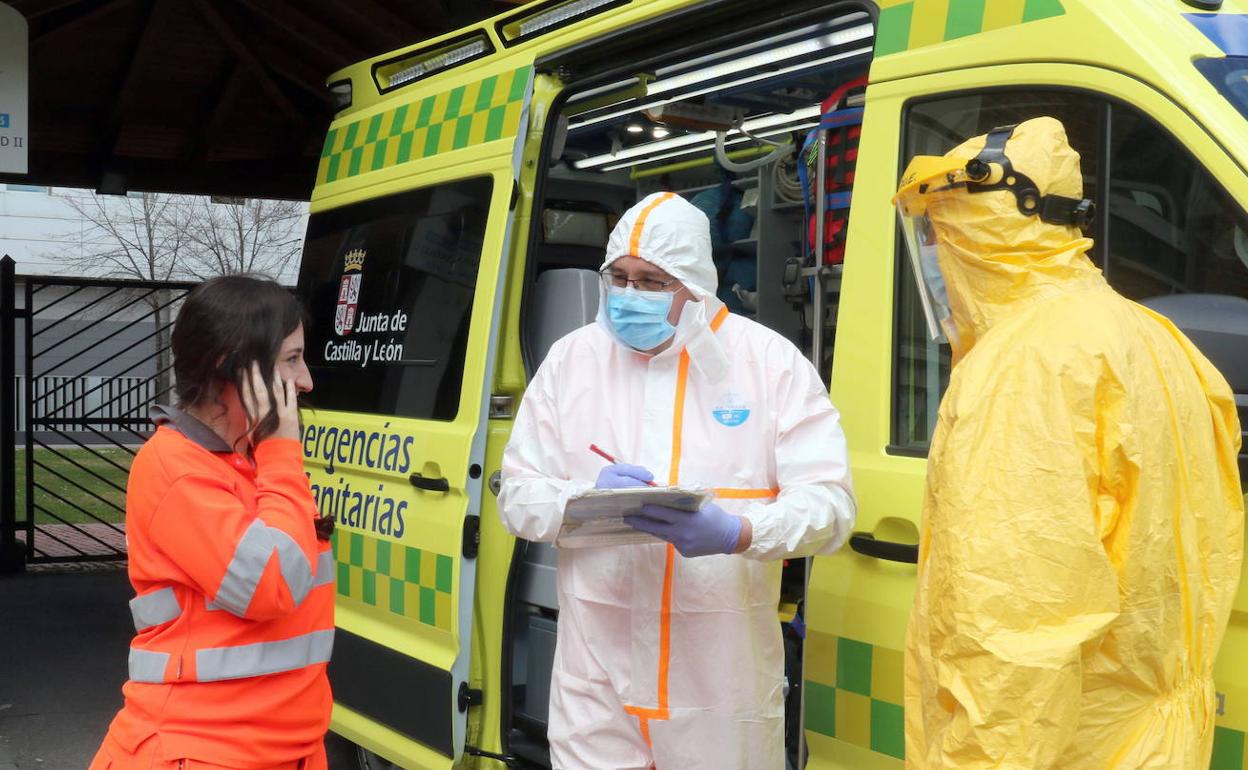 Personal sanitario junto a una ambulancia