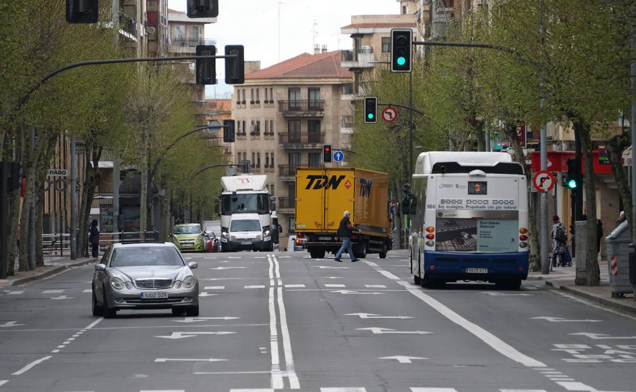 Vehículos en la calle María Auxiliadora. 