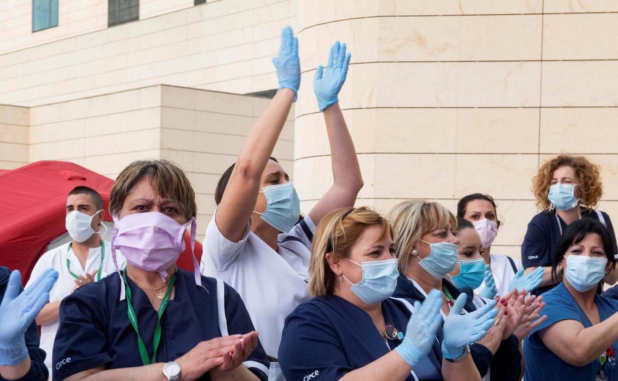 Personal sanitario de Granada aplaude a la entrada de su hospital.