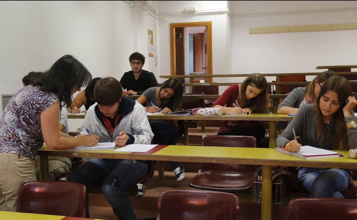Coronavirus en Castilla y León: La consejera de Educación plantea que el curso universitario comience en octubre y que septiembre sea para otras tareas
