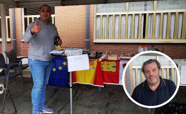 Konstan, transportista segoviano que ha disfrutado del servicio del hostal. Chema, dueño del establecimiento que lleva su nombre y artífice del autoservicio gratuito ubicado en la terraza del local.