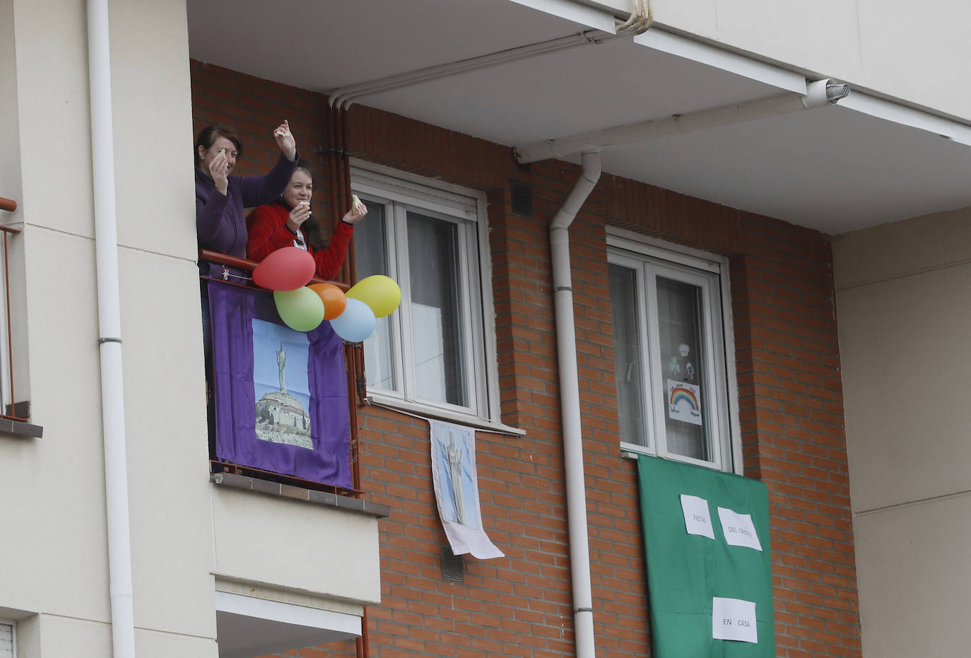 Vecinos del Cristo con sus balcones decorados por Santo Toribio.