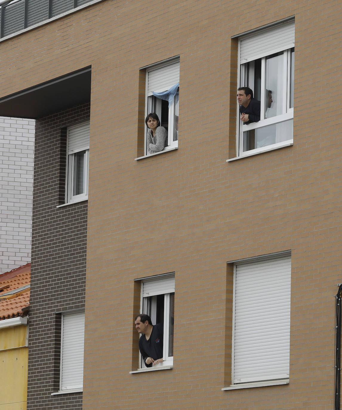 Vecinos del Cristo con sus balcones decorados por Santo Toribio.