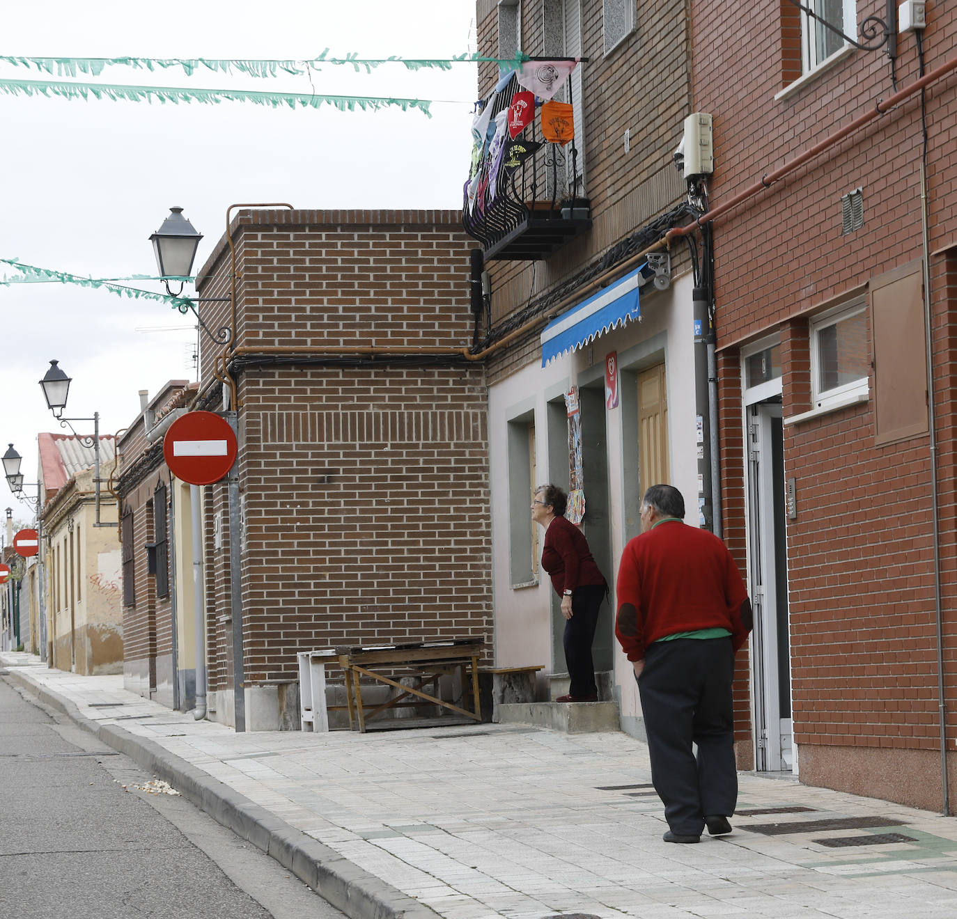 Vecinos del Cristo con sus balcones decorados por Santo Toribio.