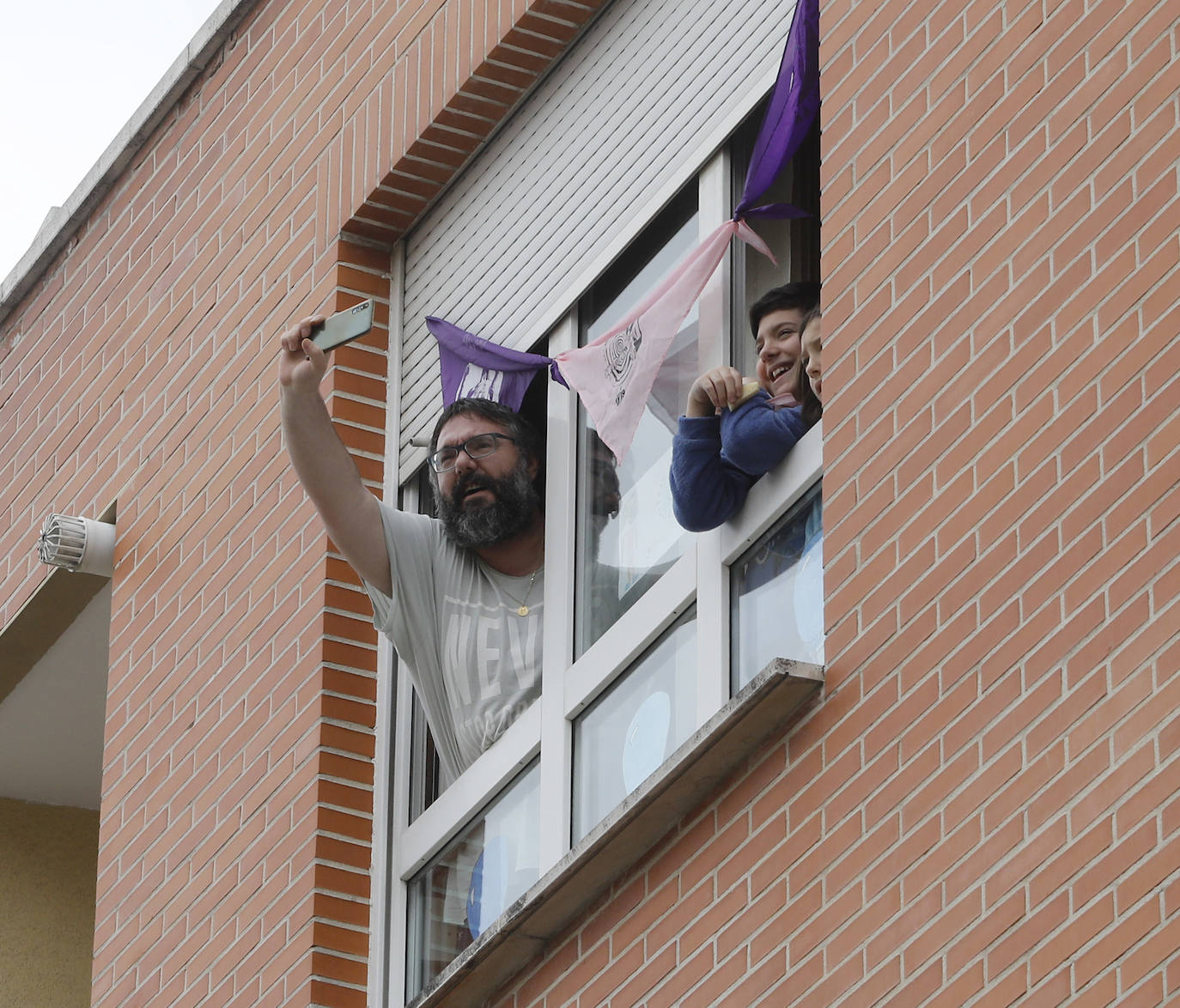 Vecinos del Cristo con sus balcones decorados por Santo Toribio.
