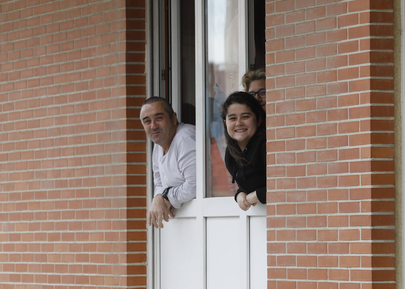 Vecinos del Cristo con sus balcones decorados por Santo Toribio.