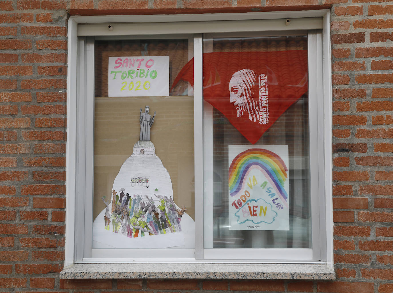 Vecinos del Cristo con sus balcones decorados por Santo Toribio.