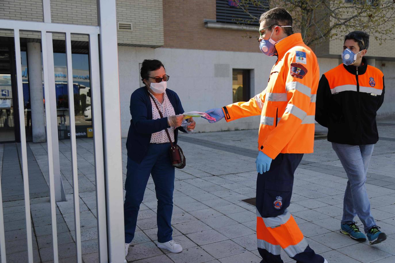 Miembros de Protección Civil entregando la protección en Peñafiel.