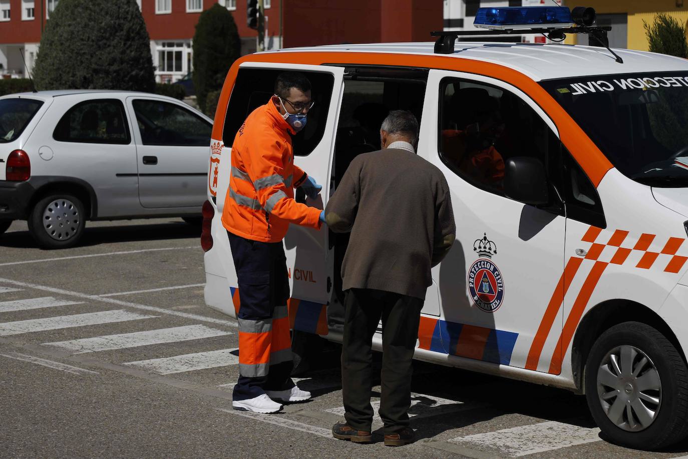 Miembros de Protección Civil entregando la protección en Peñafiel.