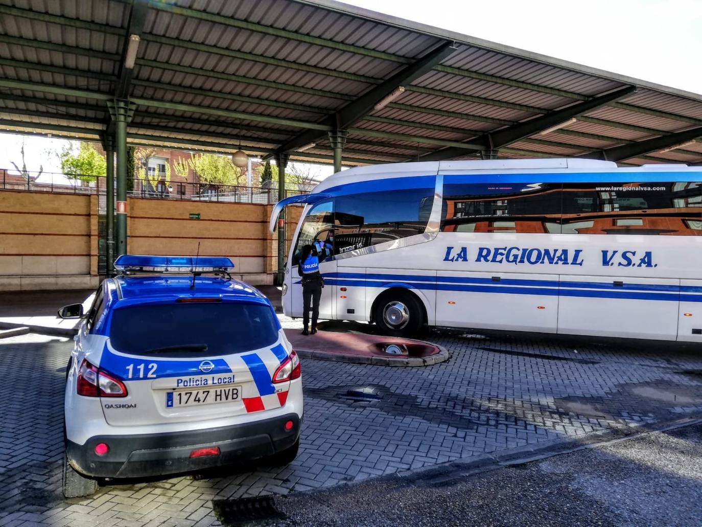 Entrega de mascarillas en la estación de Tordesillas.