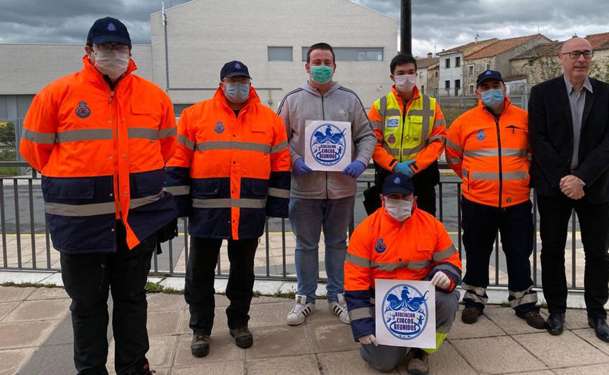 Entrega de las mascarillas, ayer, a Protección Civil en San Cristóbal. A la izquierda, una integrante del circo elabora piezas de protección. 