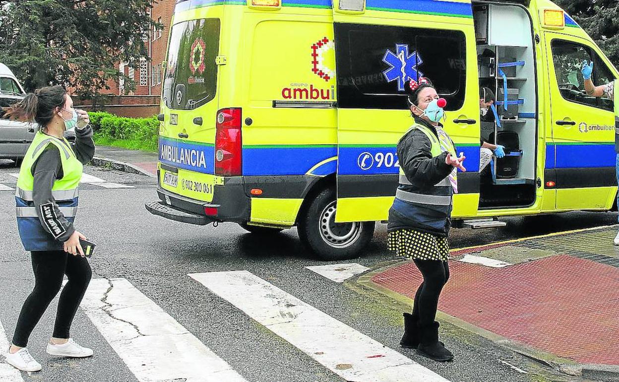 Coronavirus en Segovia: Una ambulancia recorre la ciudad para levantar el ánimo en el confinamiento