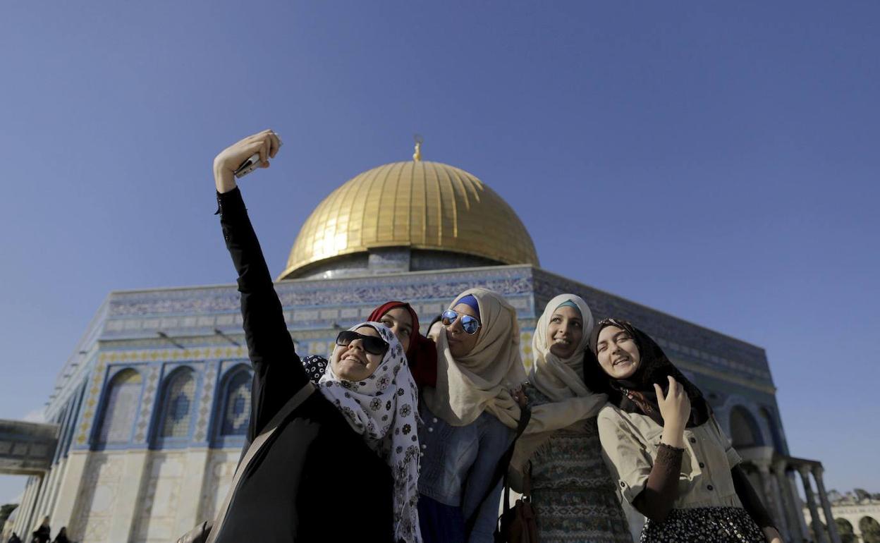 Mujeres palestinas se hacen un selfie junto a la Mezquita de la Roca 