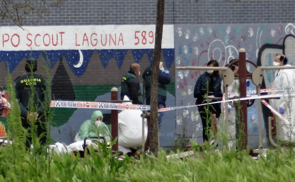 Los investigadores de la Guardia Civil, en su inspección ocular de la zona junto al cadáver de la víctima.