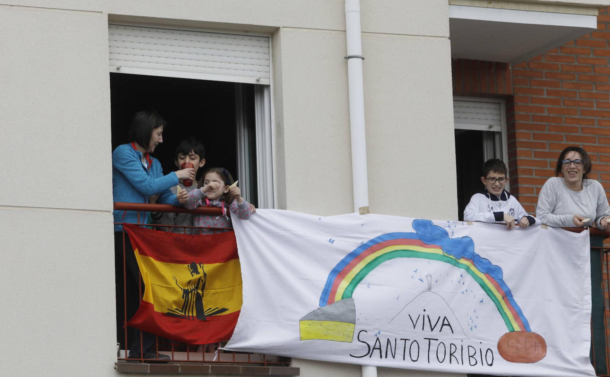 Los vecinos decoran susbalcones y festejan el patrón con pan y quesillo.
