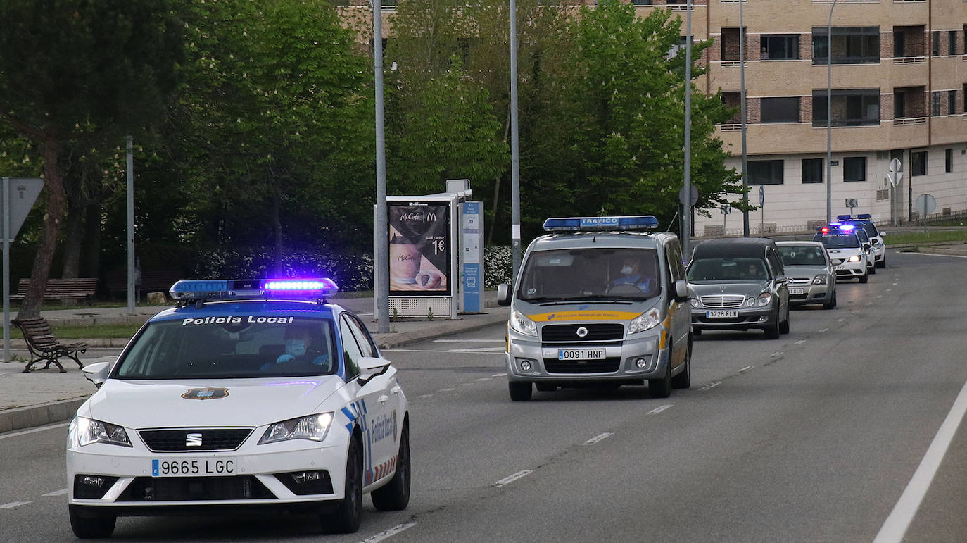 El coche fúnebre, escoltado por vehículos de la Policía Local de Segovia.