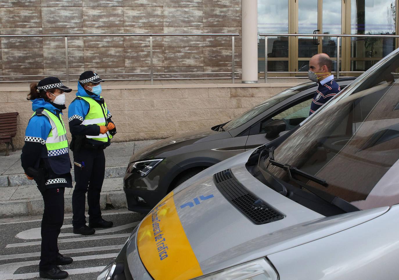 El coche fúnebre, escoltado por vehículos de la Policía Local de Segovia.