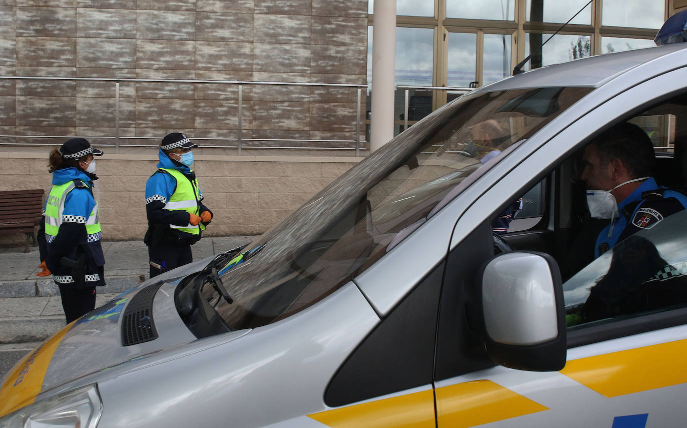 El coche fúnebre, escoltado por vehículos de la Policía Local de Segovia.