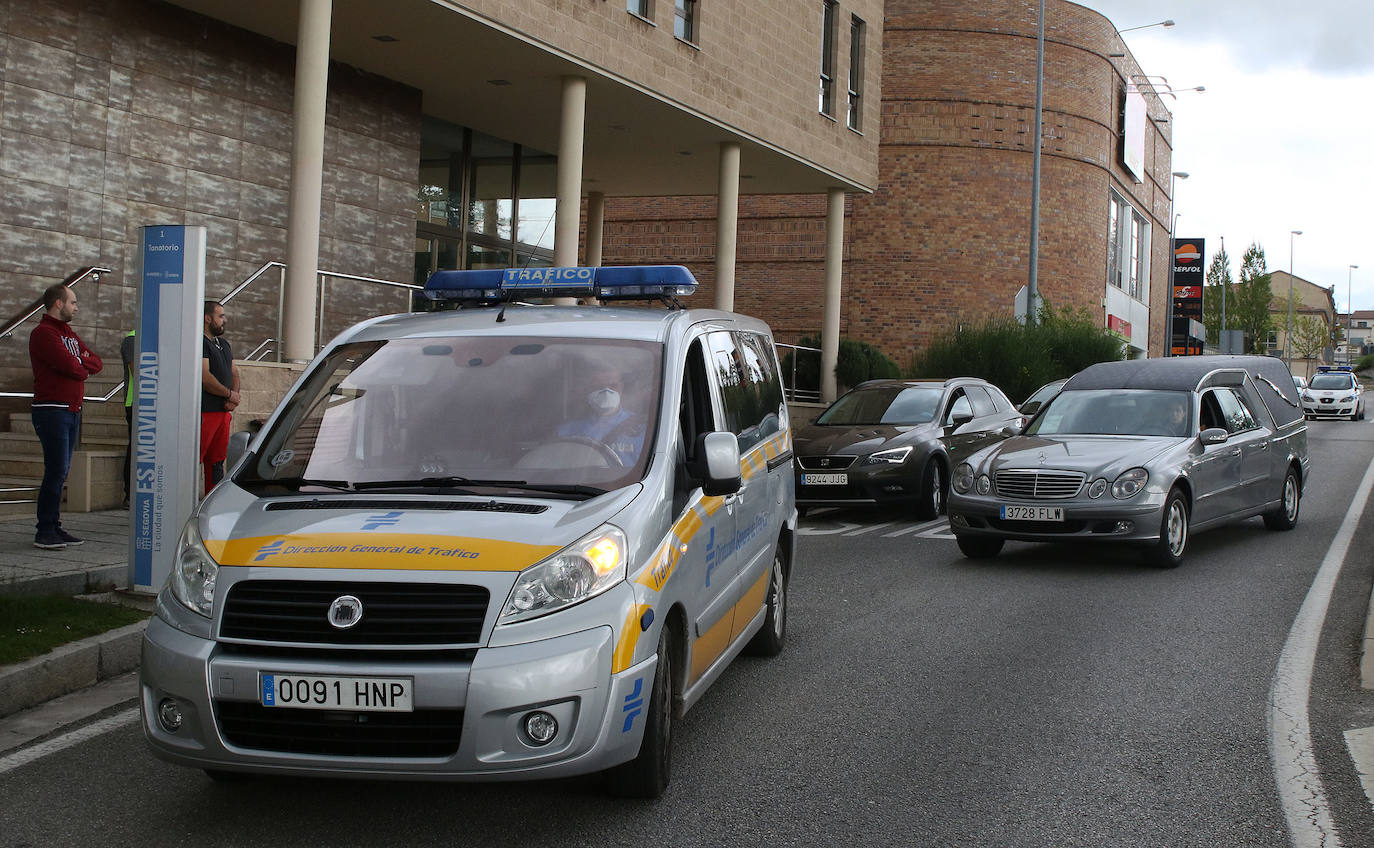 El coche fúnebre, escoltado por vehículos de la Policía Local de Segovia.