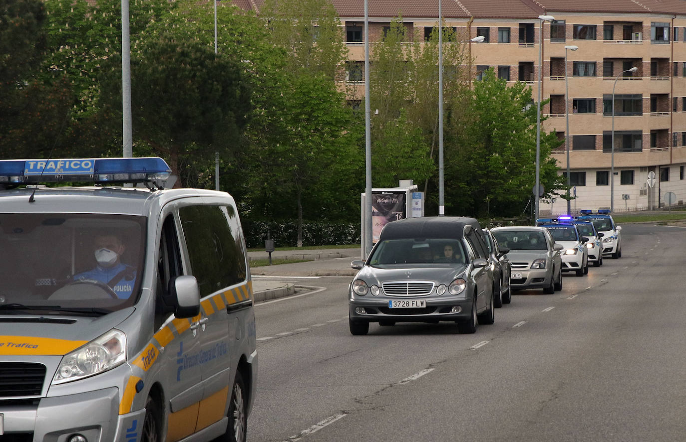 El coche fúnebre, escoltado por vehículos de la Policía Local de Segovia.