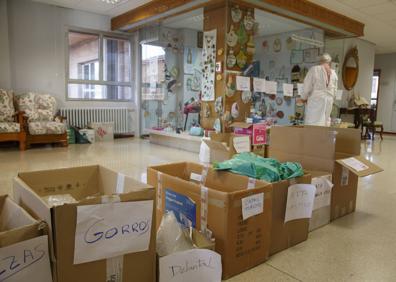 Imagen secundaria 1 - Arriba, Carlos Casanova (videpresidente de la asociación Casa de Beneficencia), sor Julita Maeso (trabajadora social), Mariano Reglero (presidente), Belén Romera (coordniadora interina) e Isabel Martín. Debajo material sanitario en el vestíbulo y una trabajadora saluda desde la puerta.