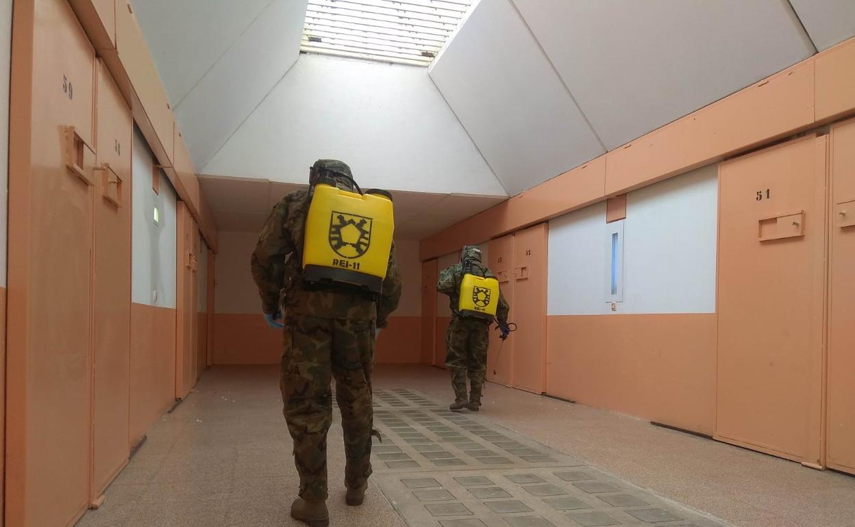 Personal de Regimiento de Ingenieros de Salamanca desinfecta el interior de la prisión de Topas.