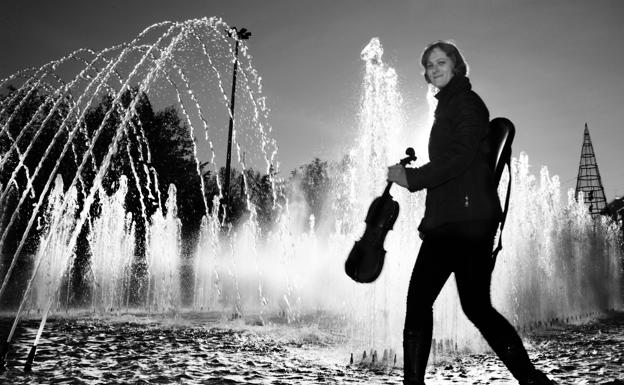 Irina Filimon, con su violín. 