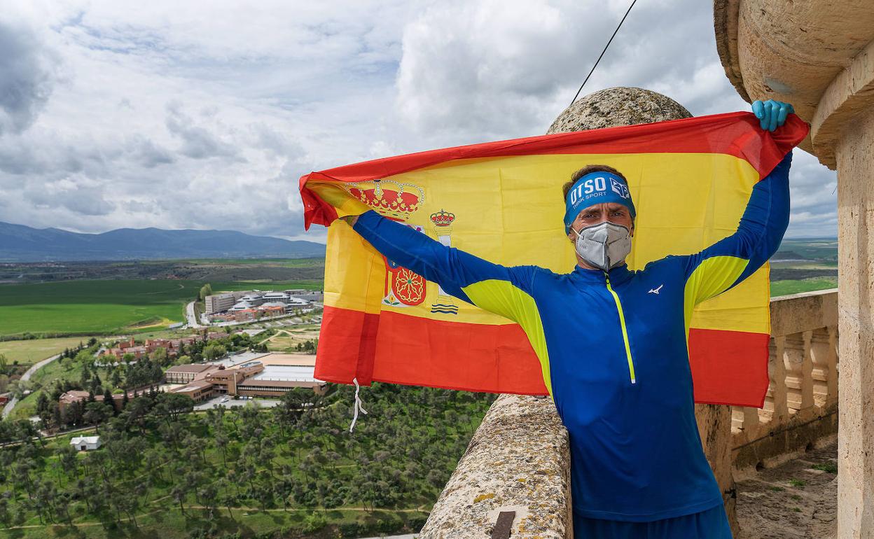 Luis Alonso velebra la consecuión del reto en lo alto de la Catedral, con el Hospital al fondo.