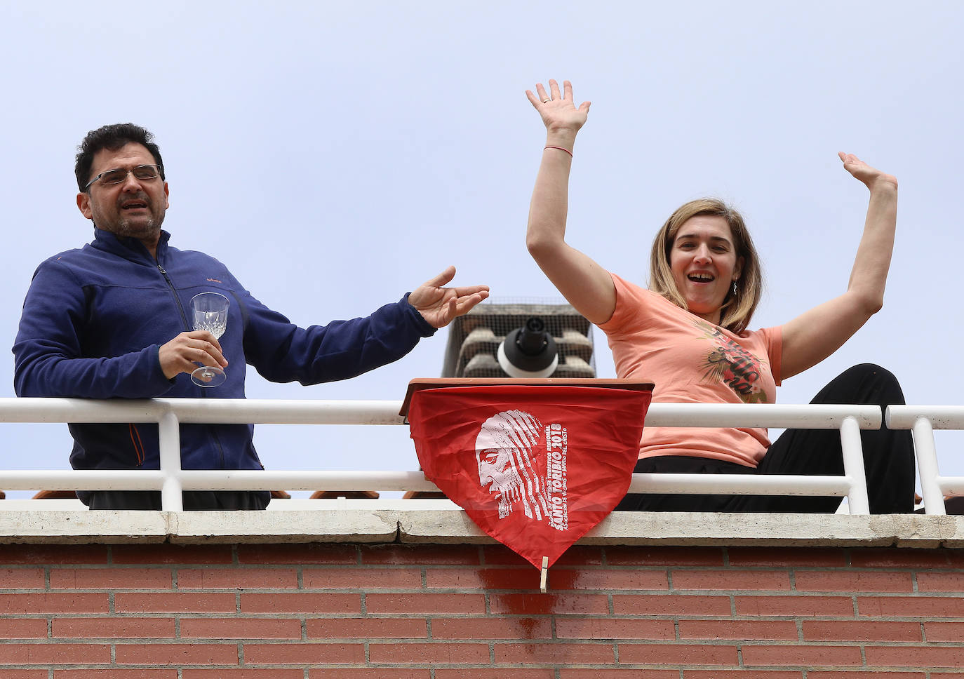 Los vecinos del Cristo vivieron la fiesta en sus balcones tras el desfile de la Policía Local. 
