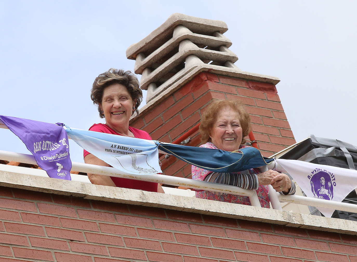 Los vecinos del Cristo vivieron la fiesta en sus balcones tras el desfile de la Policía Local. 