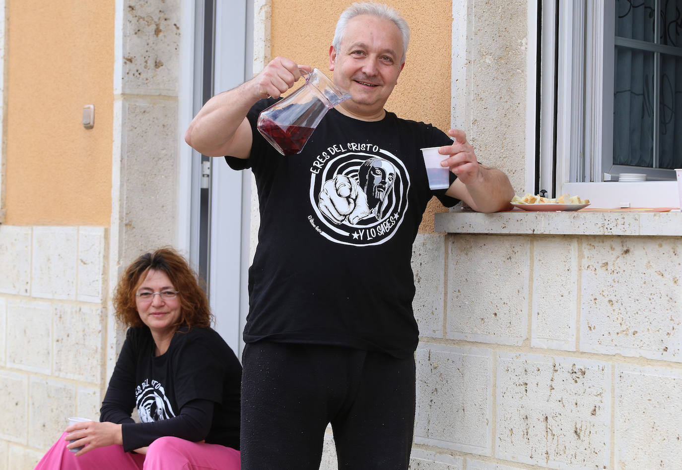 Los vecinos del Cristo vivieron la fiesta en sus balcones tras el desfile de la Policía Local. 