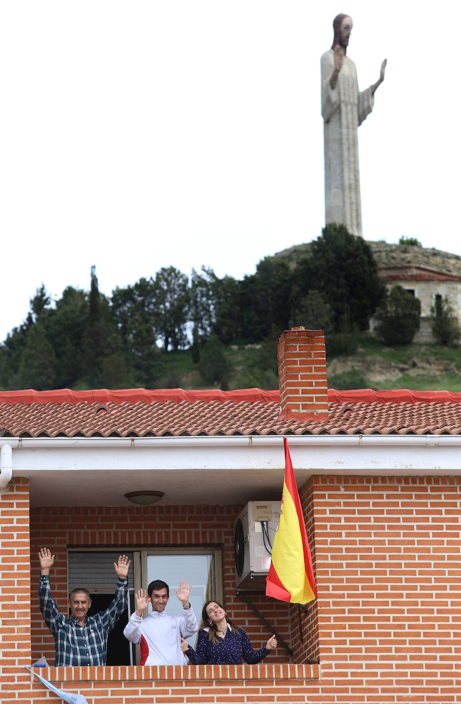 Los vecinos del Cristo vivieron la fiesta en sus balcones tras el desfile de la Policía Local. 