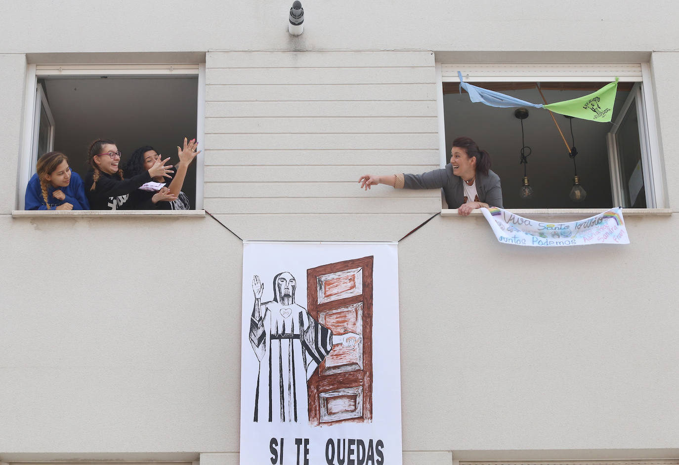 Los vecinos del Cristo vivieron la fiesta en sus balcones tras el desfile de la Policía Local. 