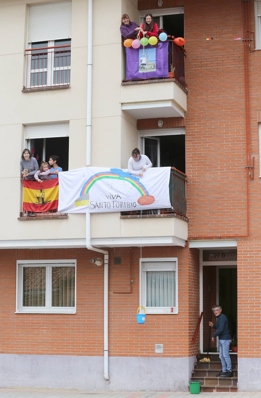 Los vecinos del Cristo vivieron la fiesta en sus balcones tras el desfile de la Policía Local. 