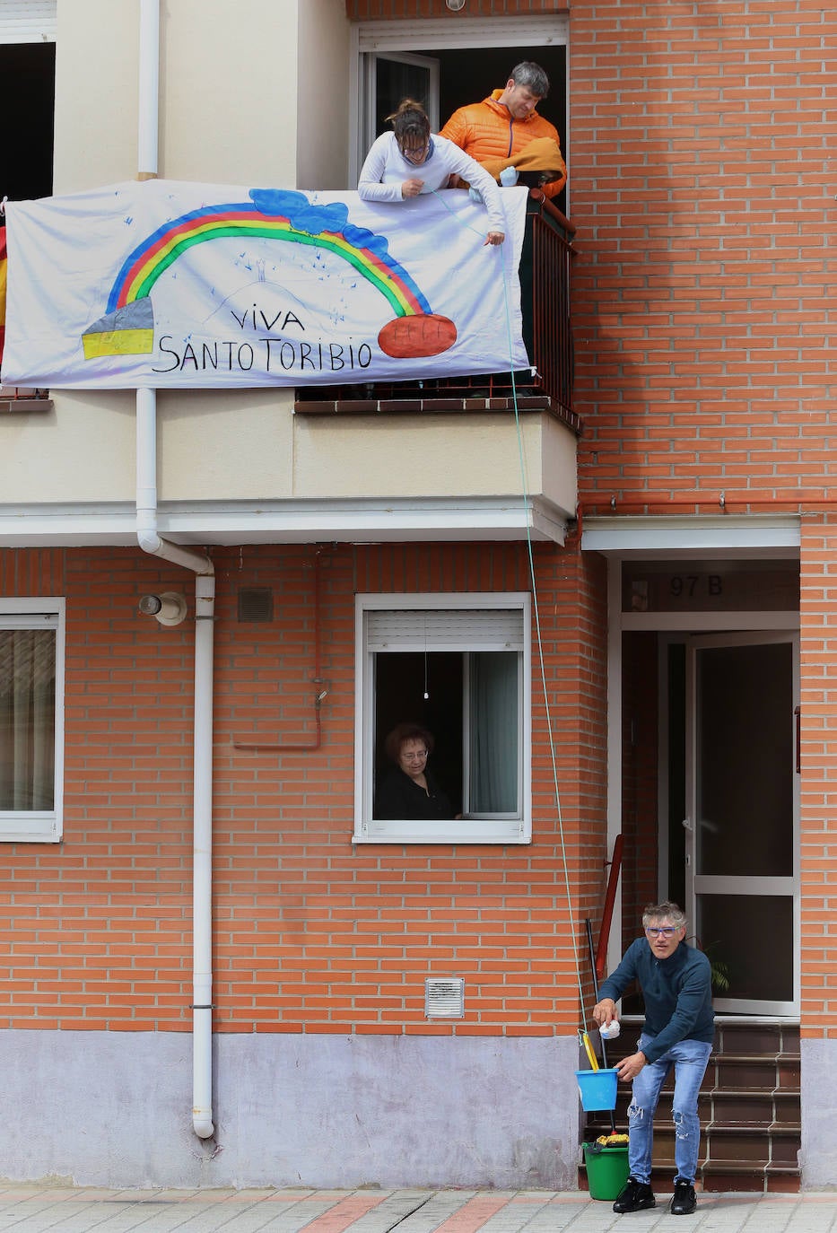 Los vecinos del Cristo vivieron la fiesta en sus balcones tras el desfile de la Policía Local. 