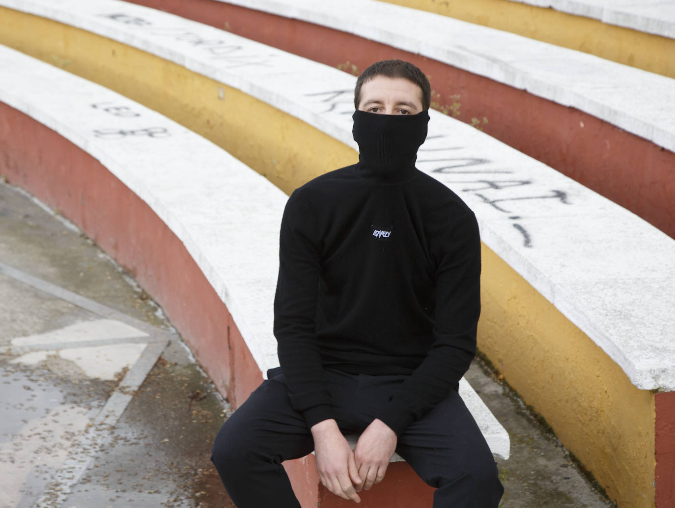 Erik Urano posa embozado en Laguna de Duero, donde reside.