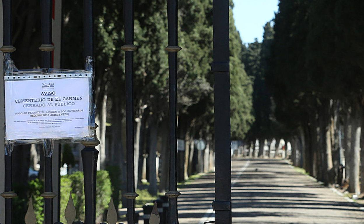 Entrada al cementerio de El Carmen, en Valladolid, cerrado al público. 